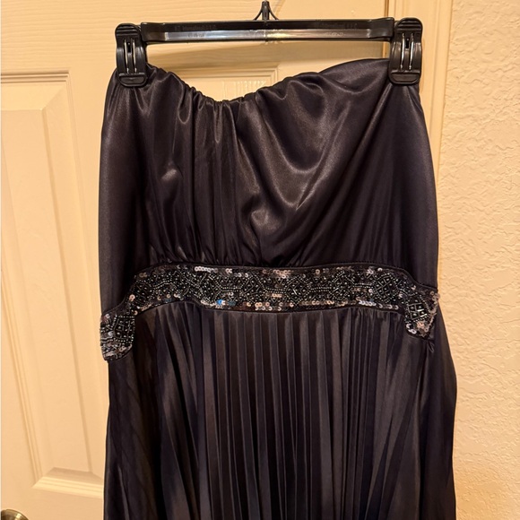 City Chic Black and Floral Maxi Dress - Picture 2 of 5